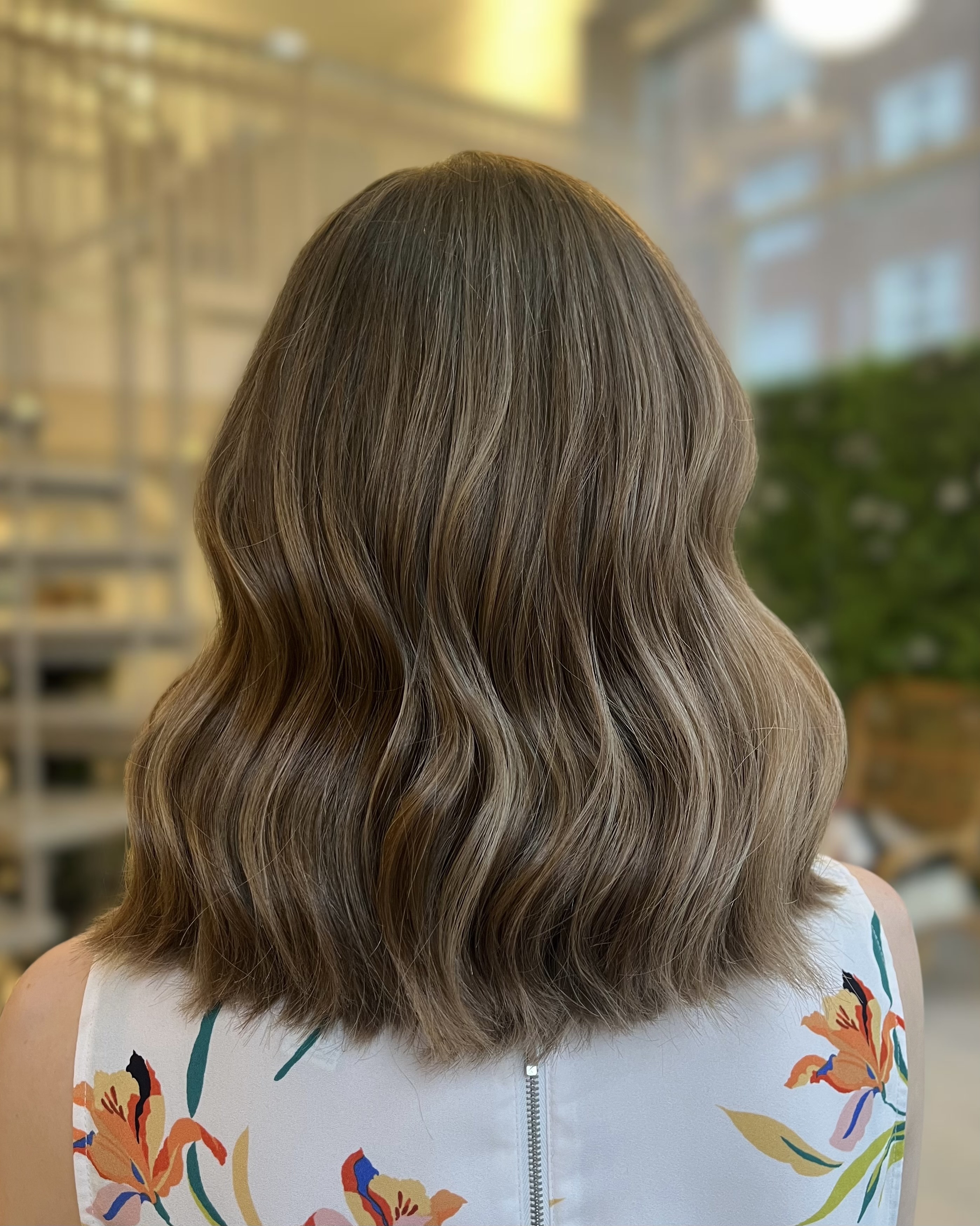 Ljusbrunt hår med slingor