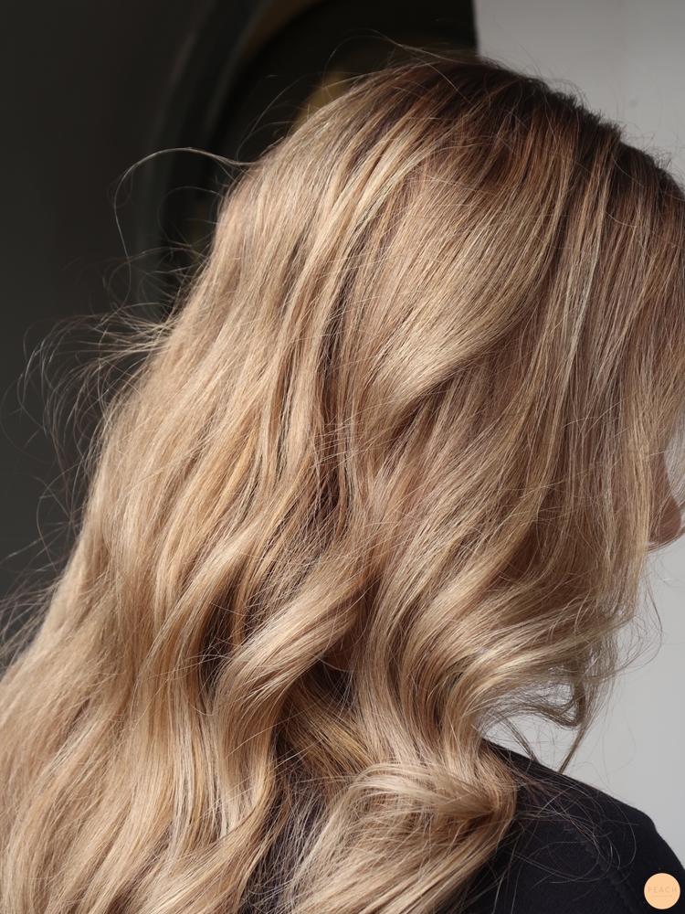 Blond balayage beige slingor på långt hår