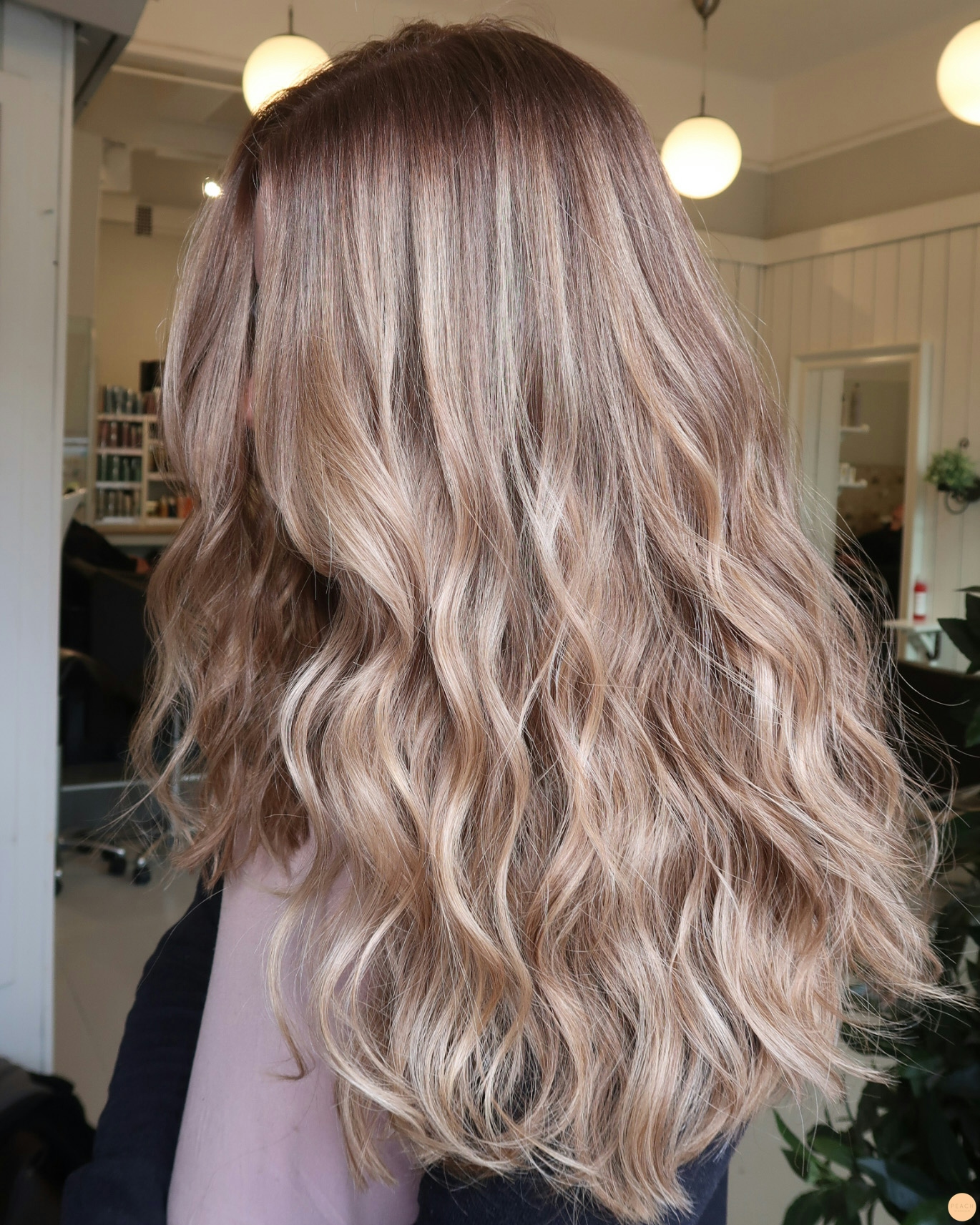 Beige blond hårfärg med rootshadow och highlights