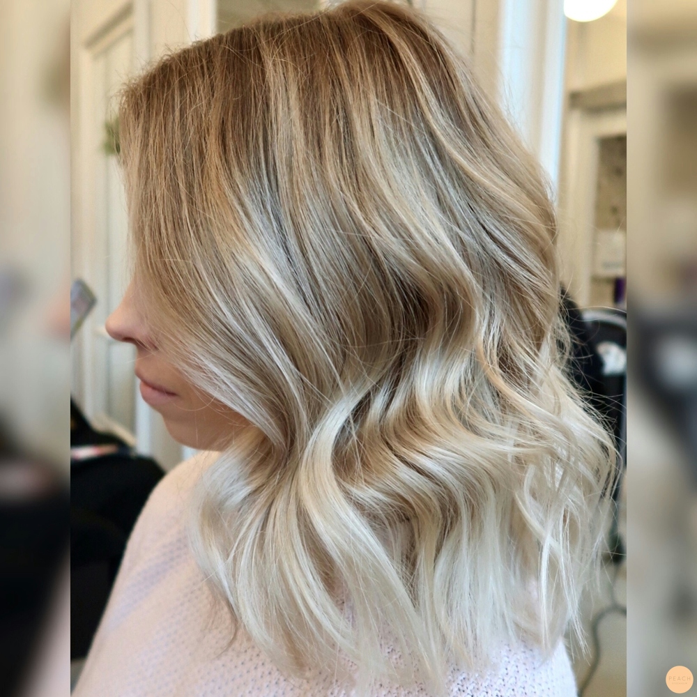 Balayage hår, en fin teknik för ljusa slingor i en kall blond. Kan våren få komma till Stockholm?
