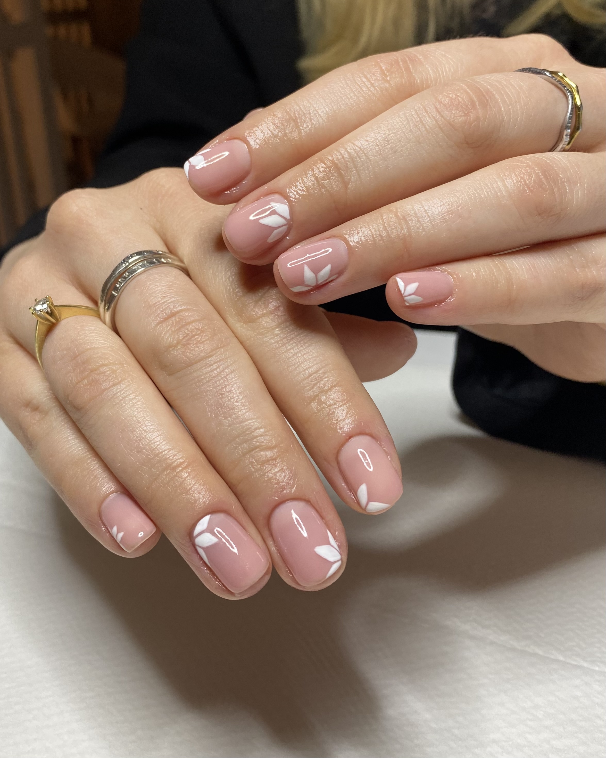 Korta neutrala med diskret design