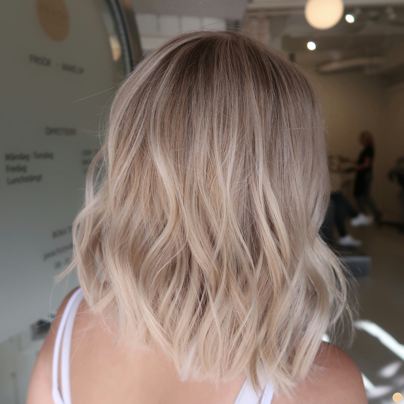 Många ljusa slingor med en kall ton