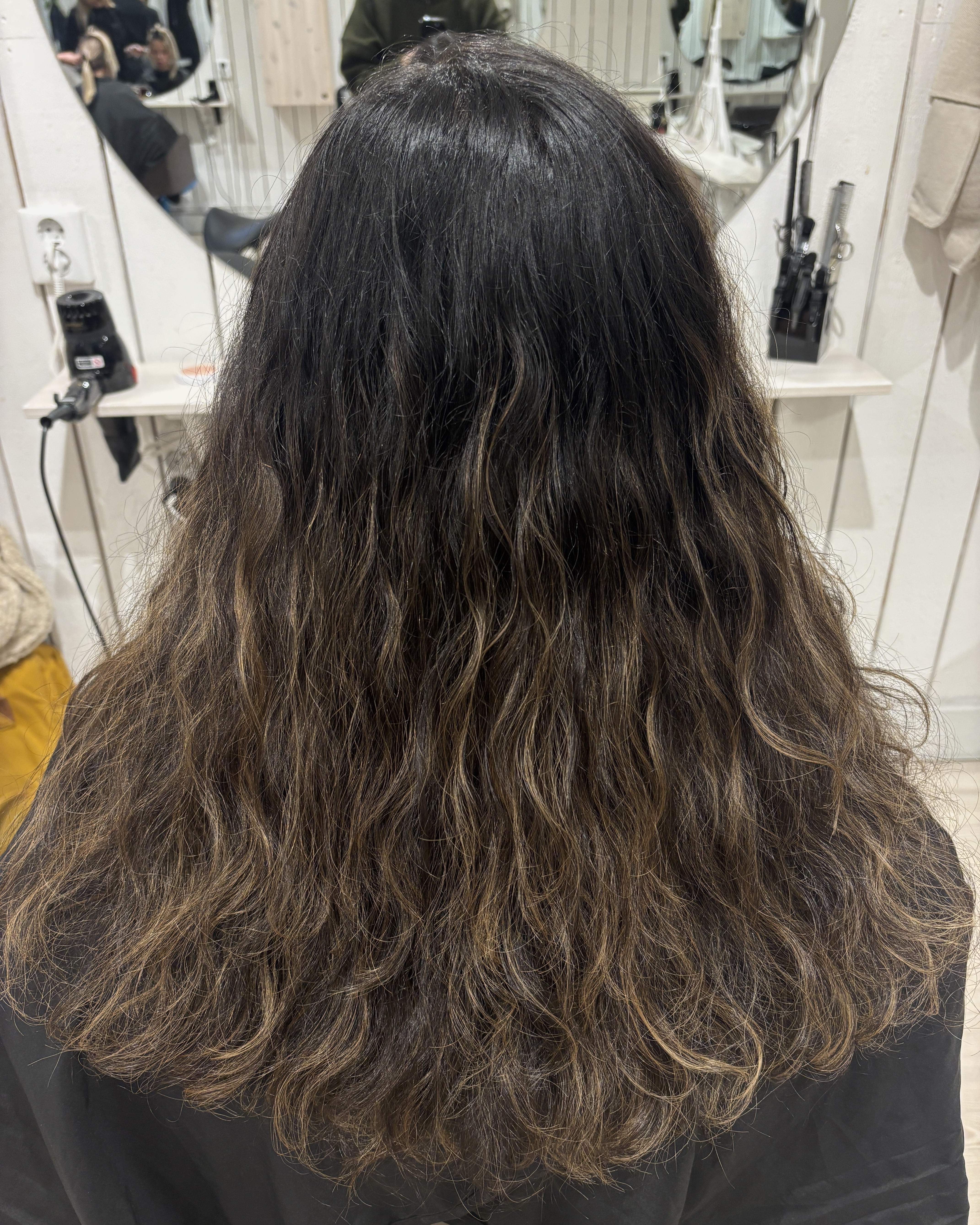 Varma slingor i brunt hår