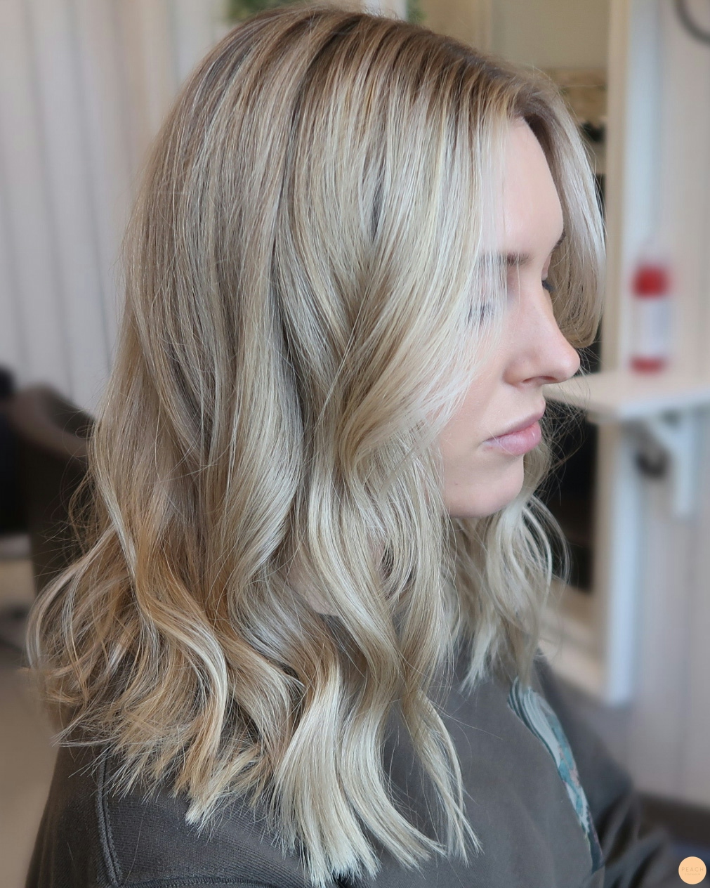 Kall ljusblond hårfärg med slingor