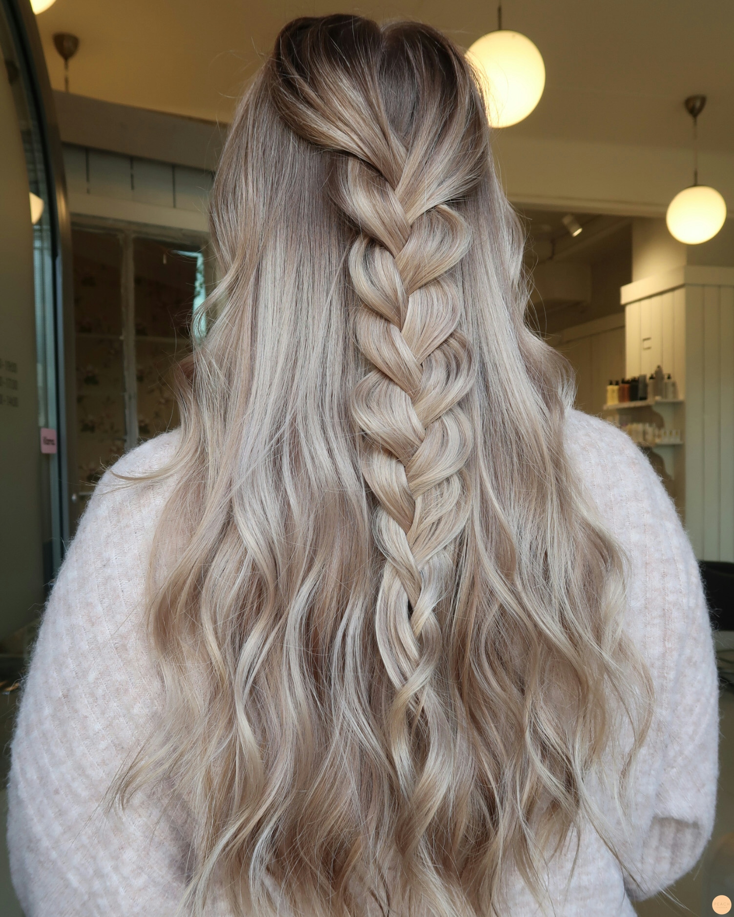 Beige blond hårfärg med ljusa slingor och rootshadow