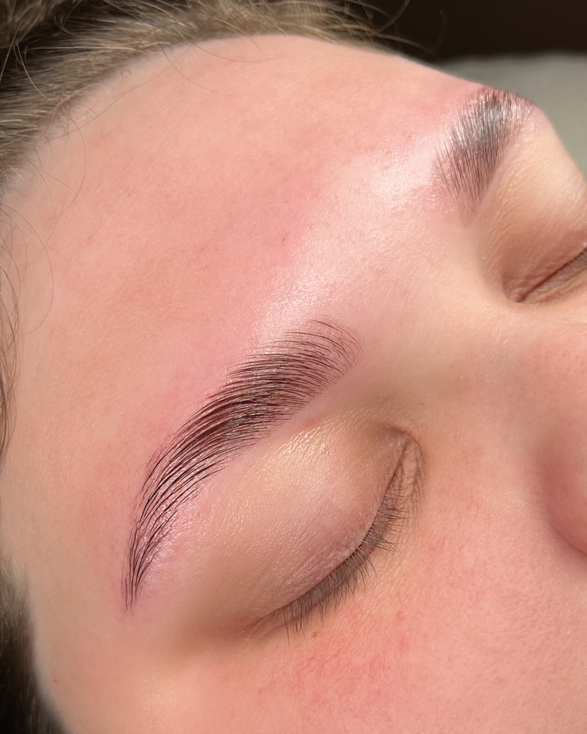 Browlift och brynformning