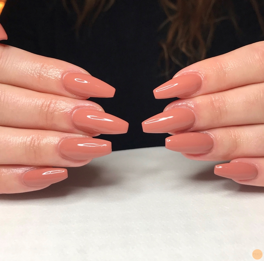 Långa nude färgade naglar