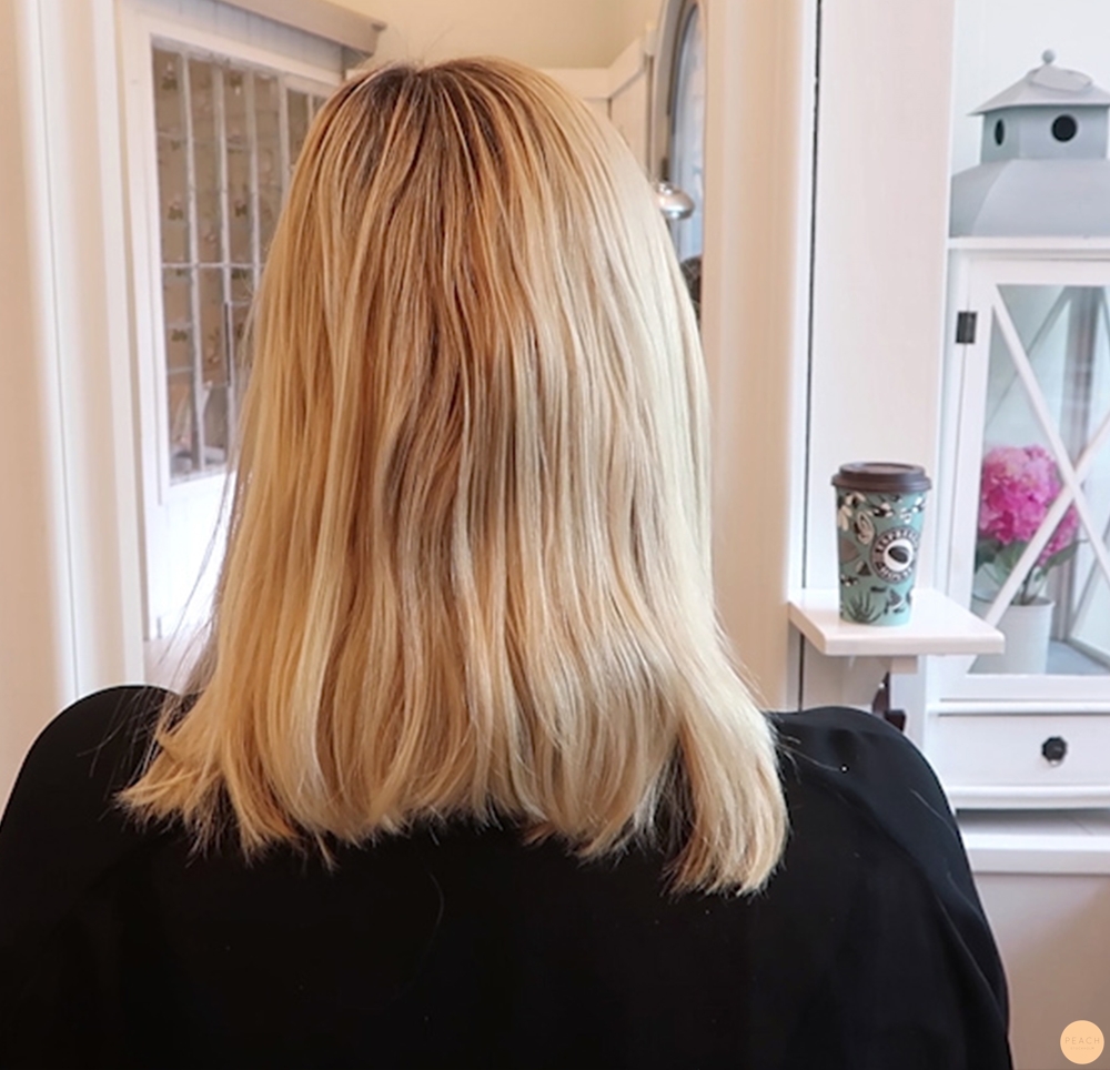 Snygg hårfärg med lila, rosa och rosé slingor till en "wavy lob"
