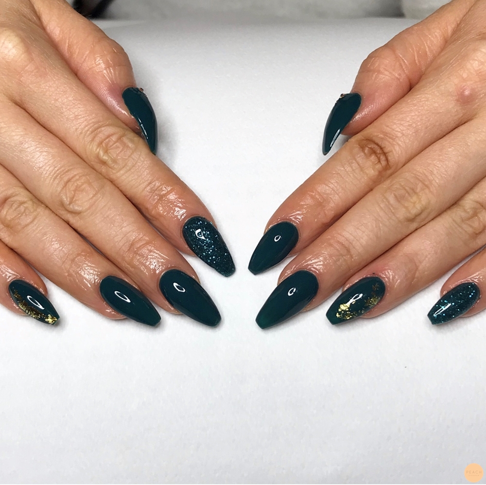 Långa gröna ballerina naglar