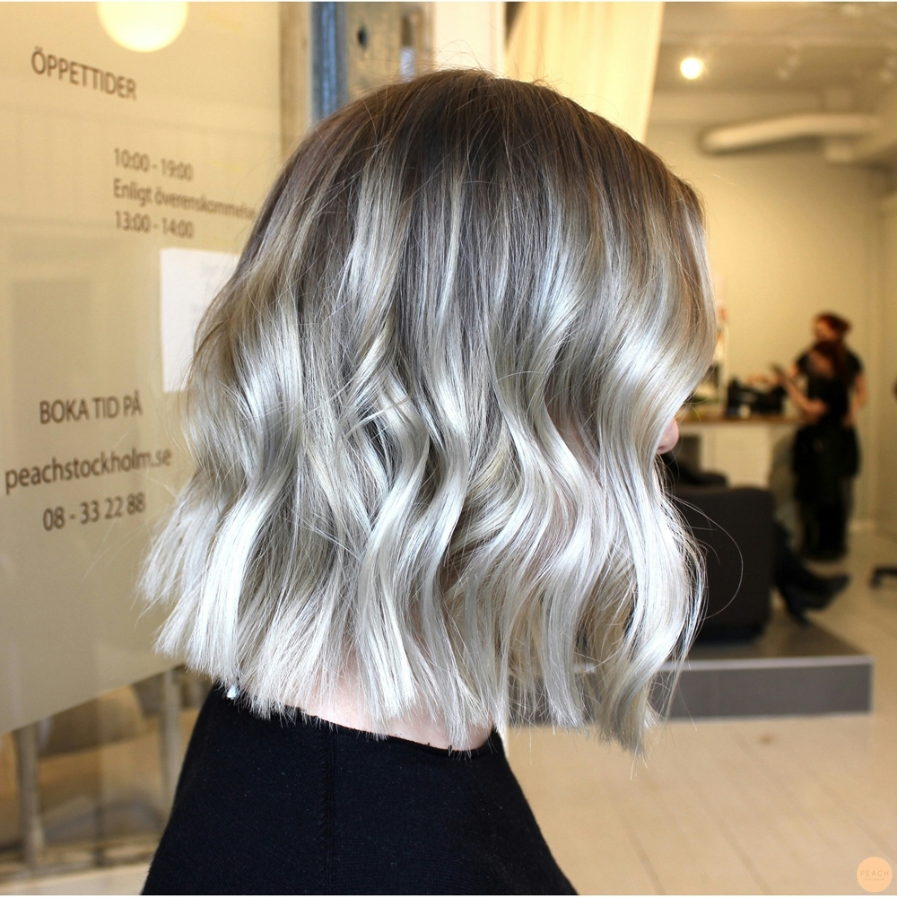 Askig blond hårfärg med Ombre och Blunt Lob