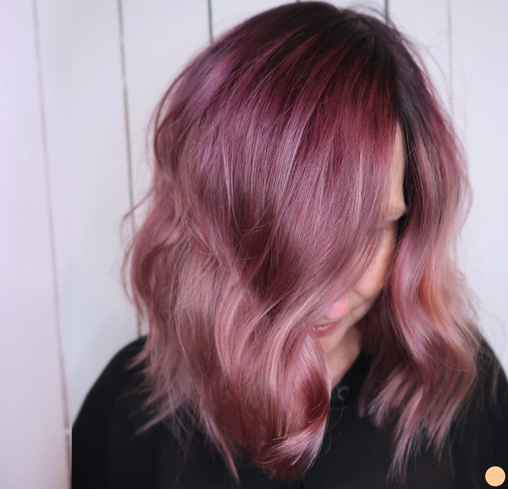 Snygg hårfärg med lila, rosa och rosé slingor till en "wavy lob"