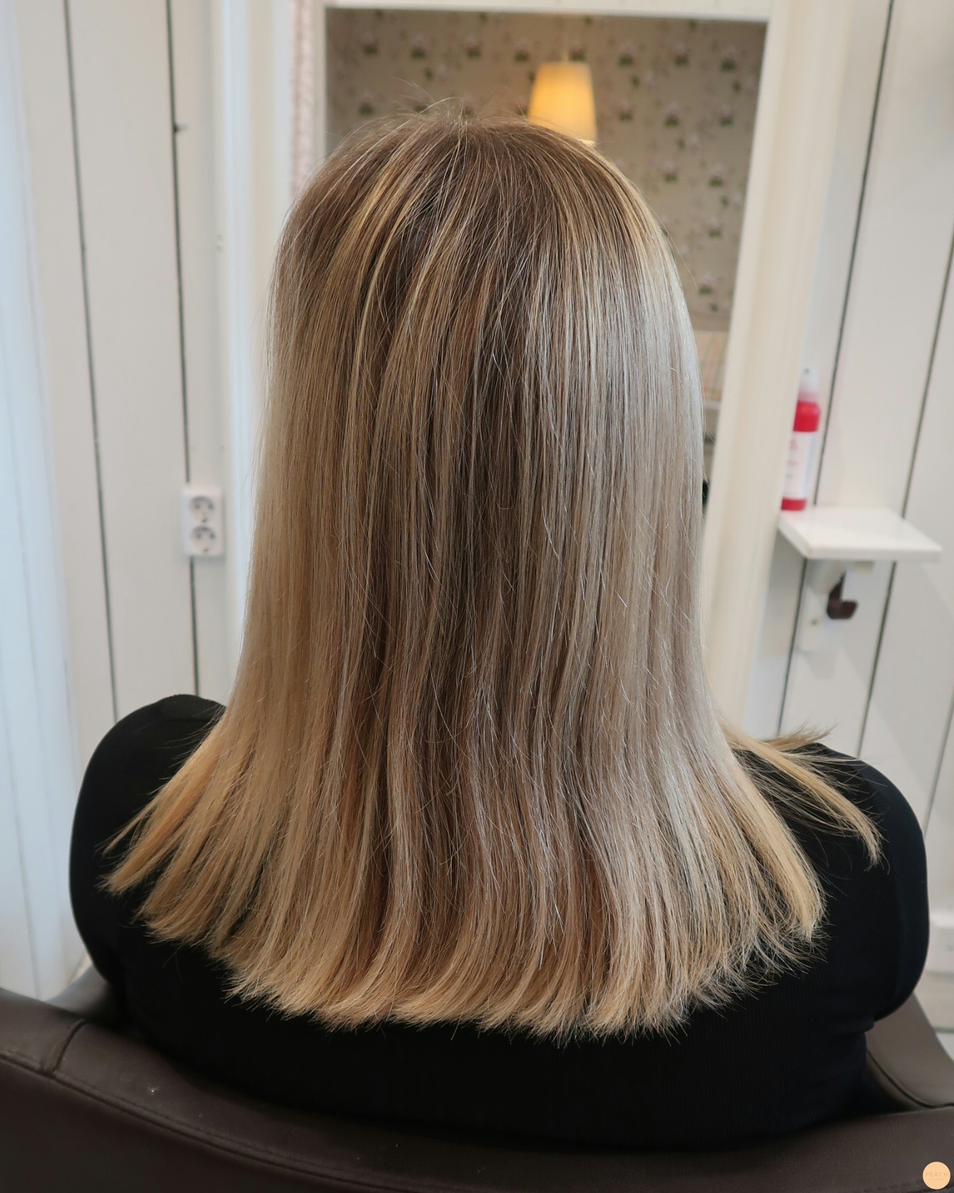 Kall blond hårfärg med rootshadow