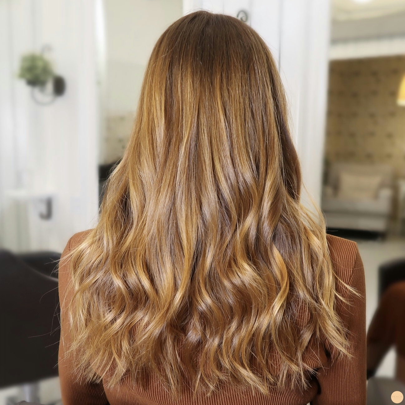 Honungsblond hårfärg med toner av karamell och koppar