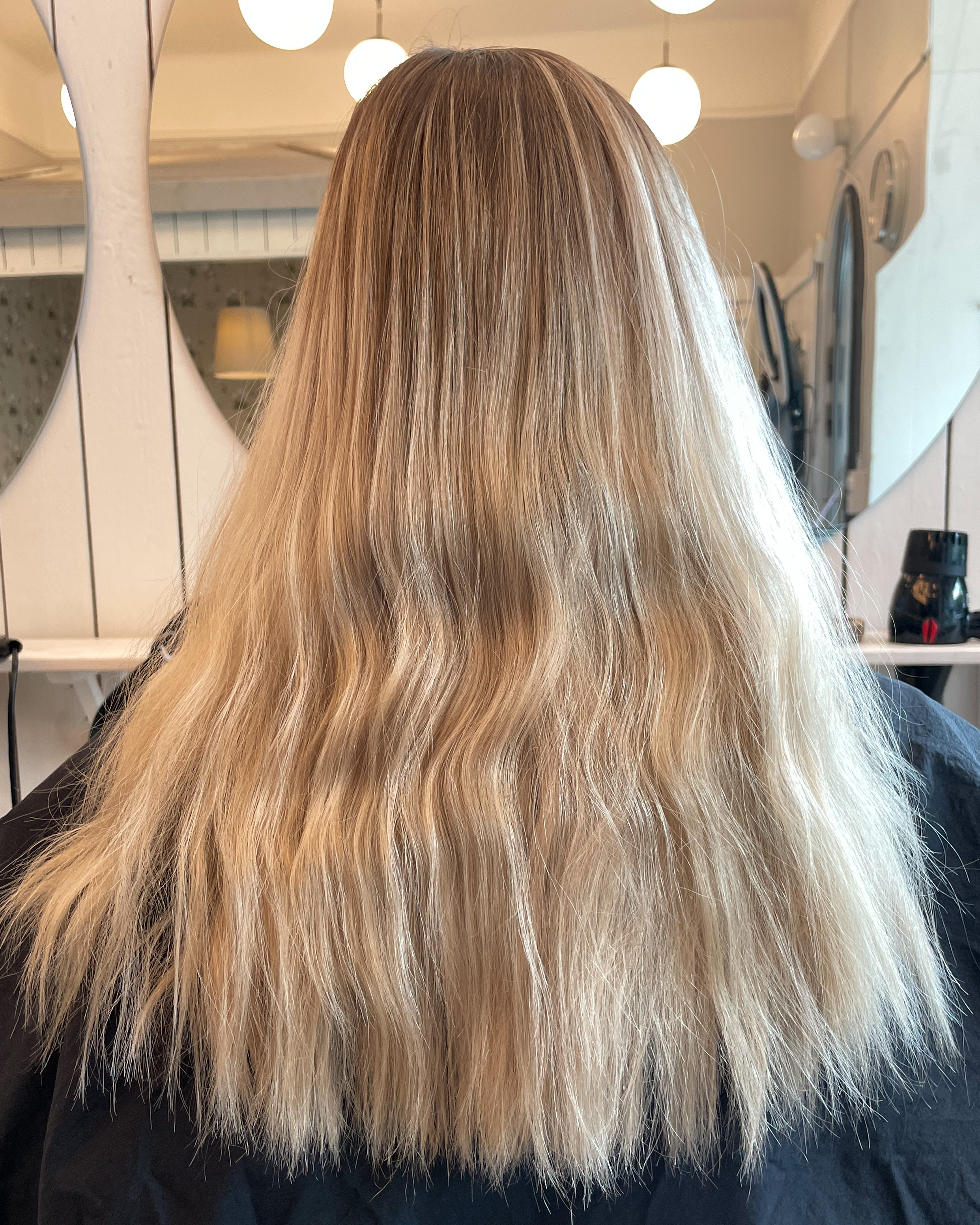 Ljusa slingor med en krispigt kall blond nyans