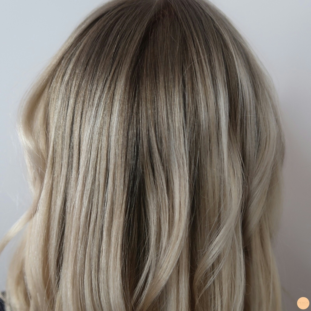 Blont hår med mörka slingor